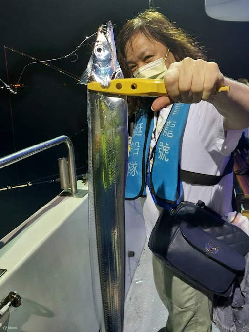 Keelung : Expérience de pêche en mer en yacht pour débutants en été et cuisine de pêcheur (sac isotherme étanche exclusif offert)